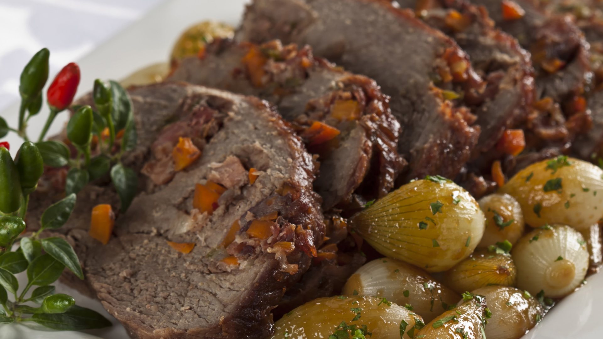 Miolo de alcatra recheado de legumes com mini cebolas caramelizadas