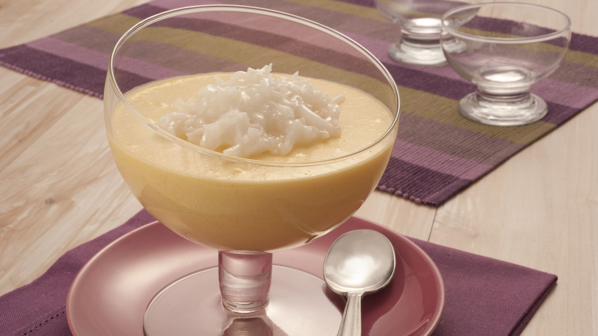 Musse de manga com calda de coco