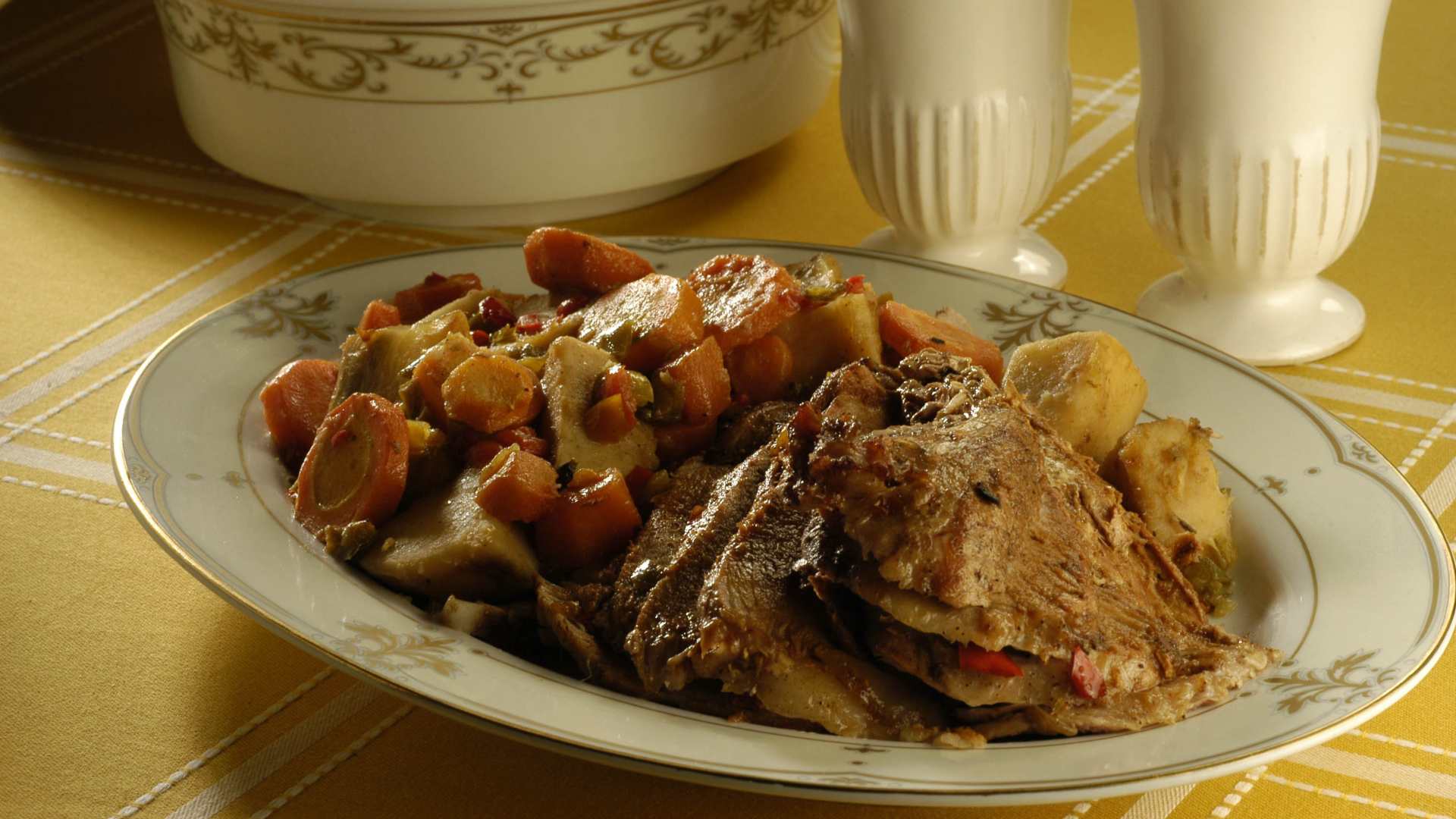 Pernil com ervas e batata doce