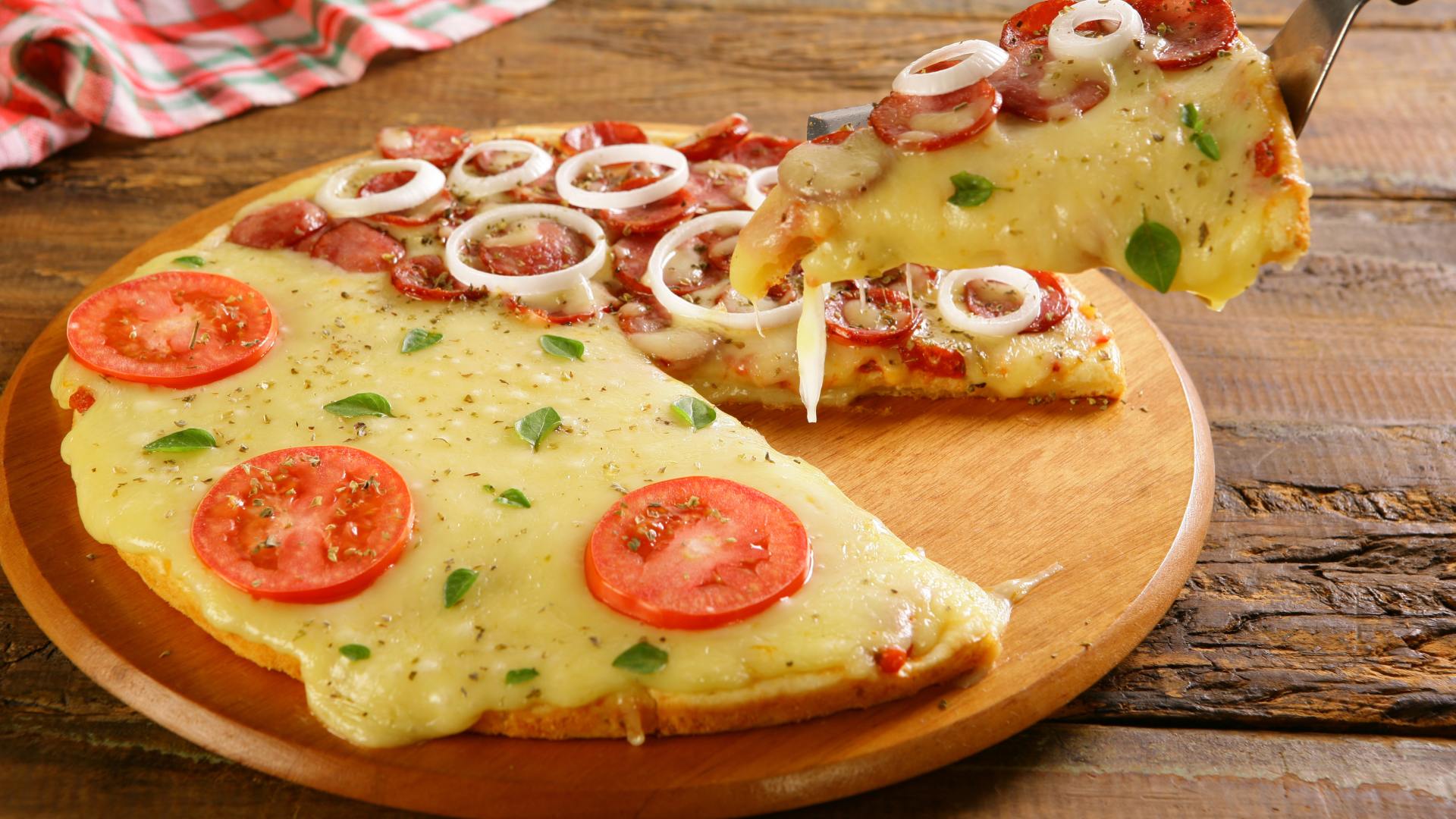 Pizza com massa de pão de queijo