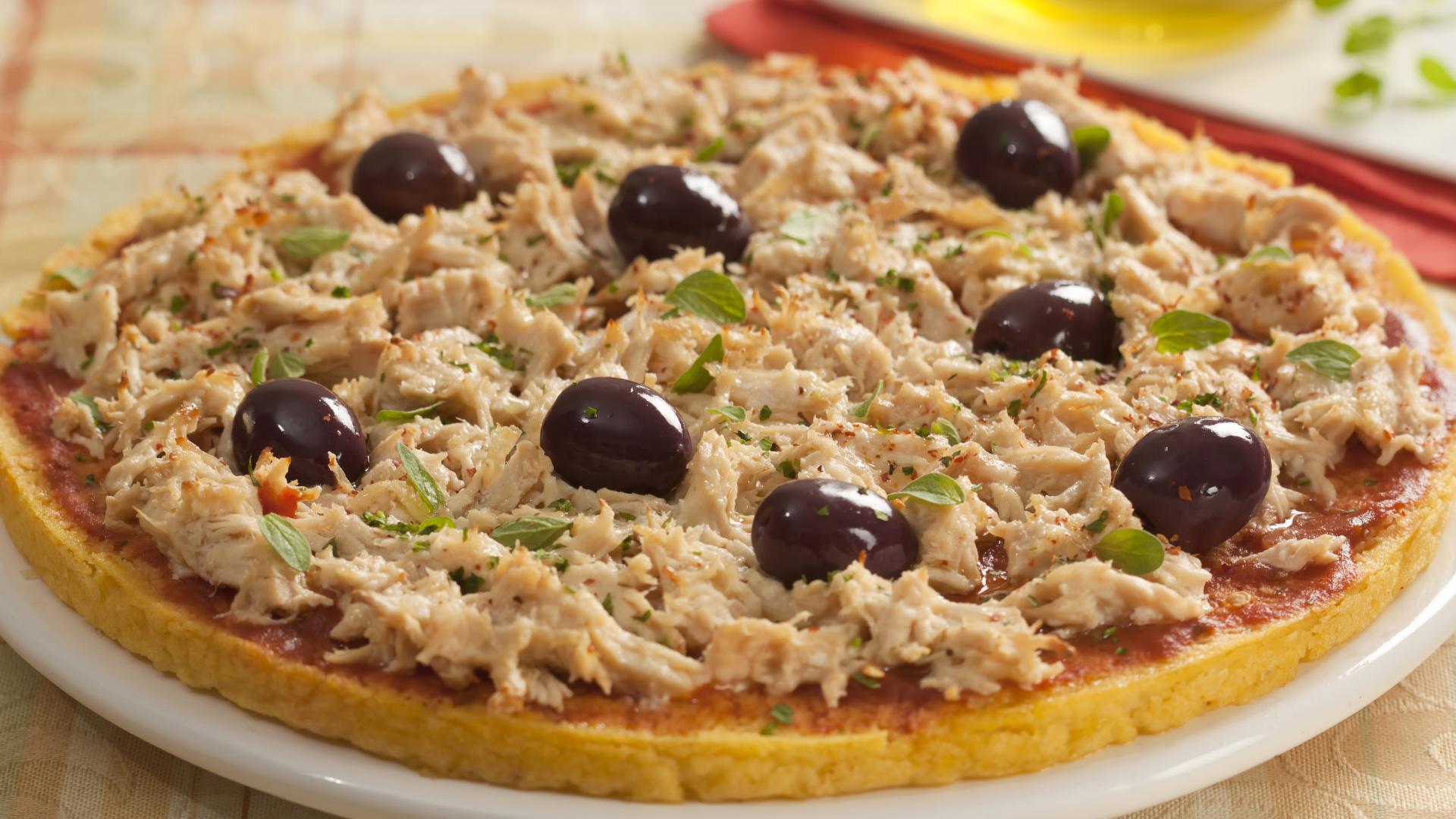 Pizza de polenta com cobertura de frango