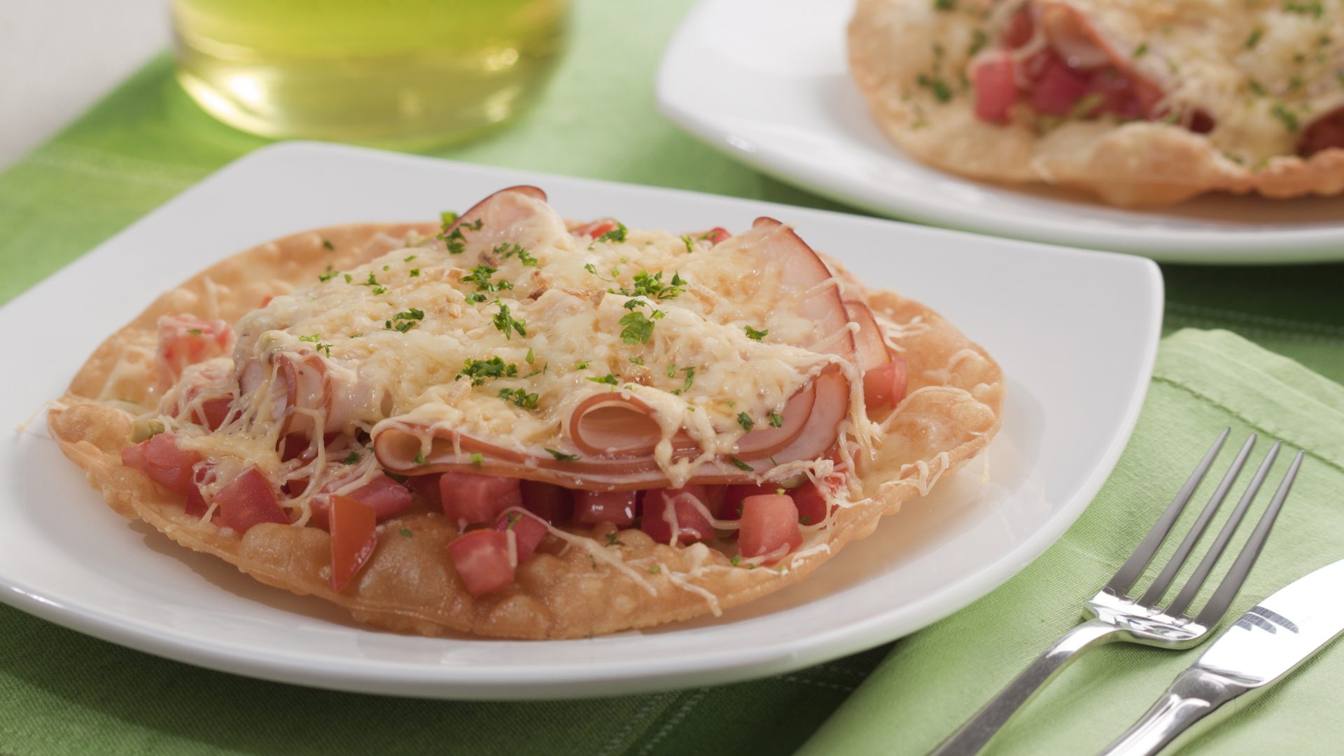 Pizza de queijo com massa de pastel