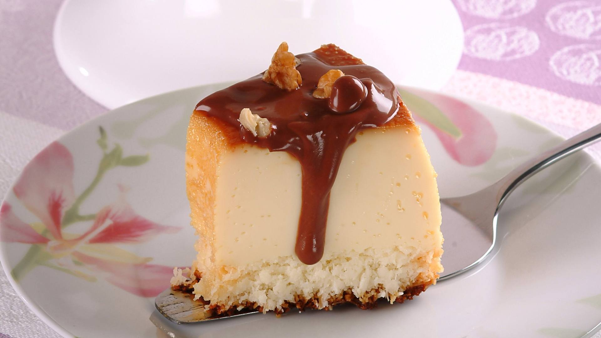 Pudim de coco com calda de chocolate