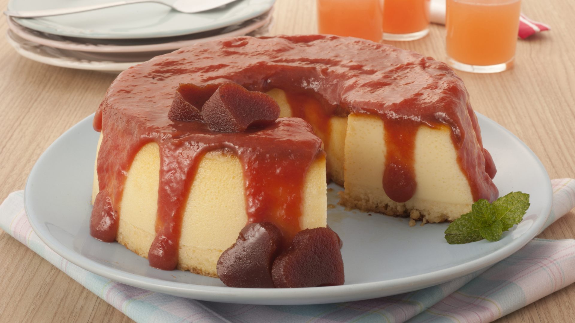 Pudim de queijo com calda de goiabada