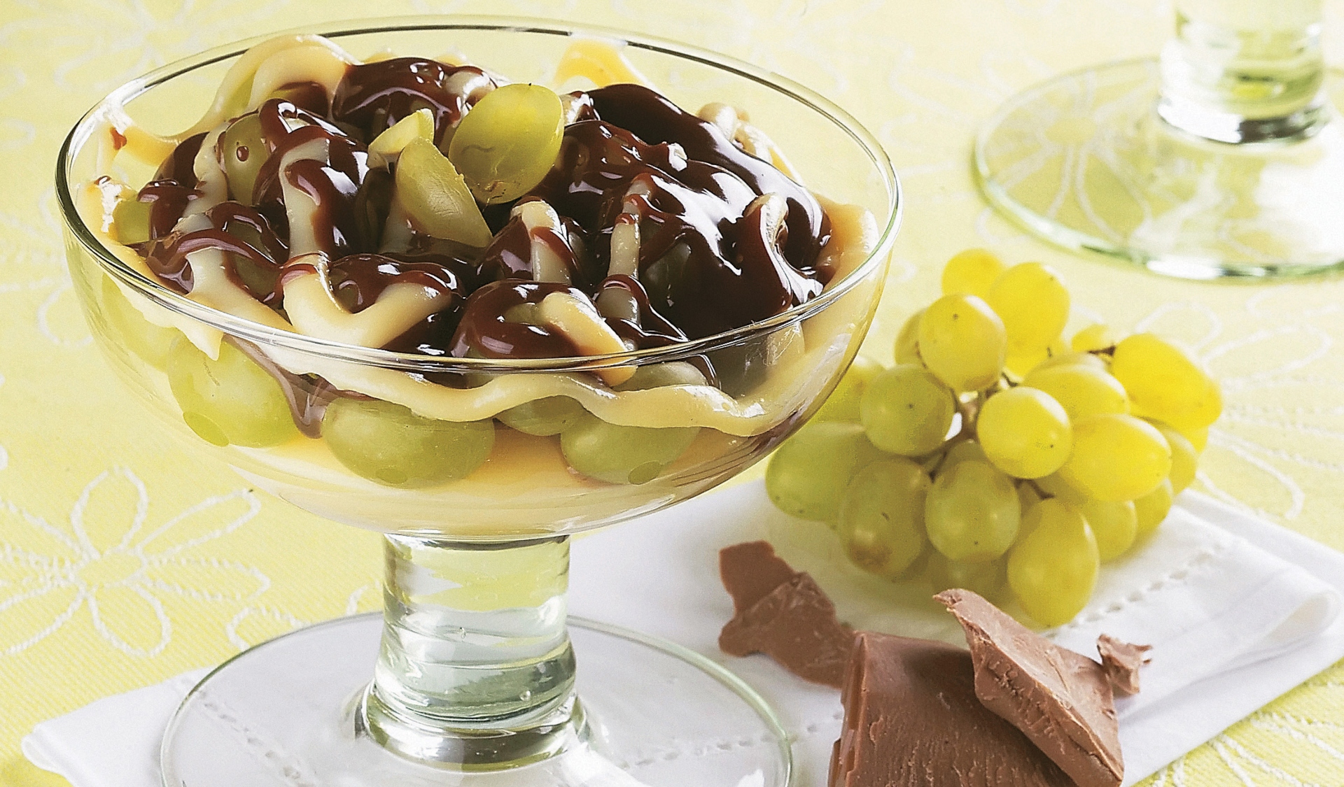 Sobremesa de uvas com brigadeiro. Foto feita para a revista Ana Maria Receitas Testadas e Aprovadas que e encartada dentro da revista principal. Produçao culinaria: Irene Lopes, produçao visual: Sonia Lopes.