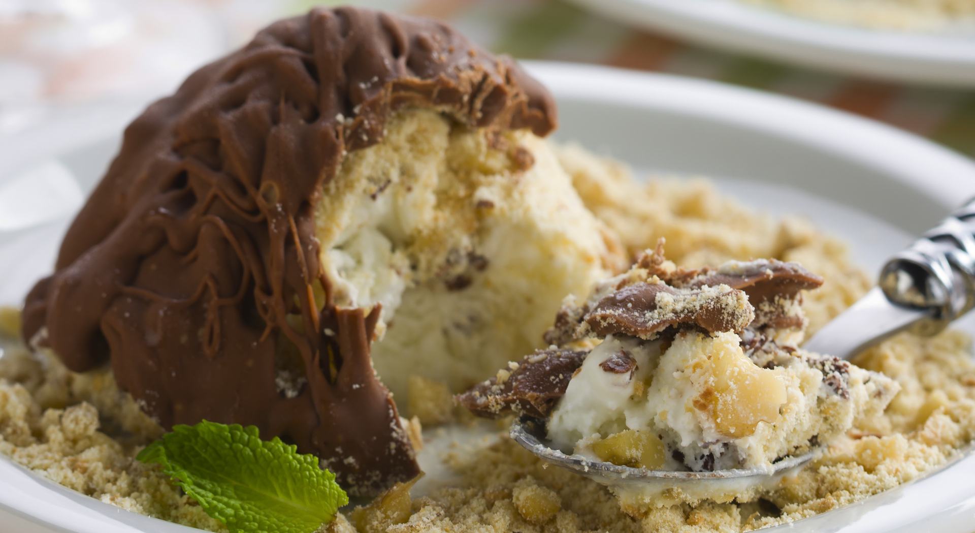 Sorvete com Farofa e Cobertura de Chocolate