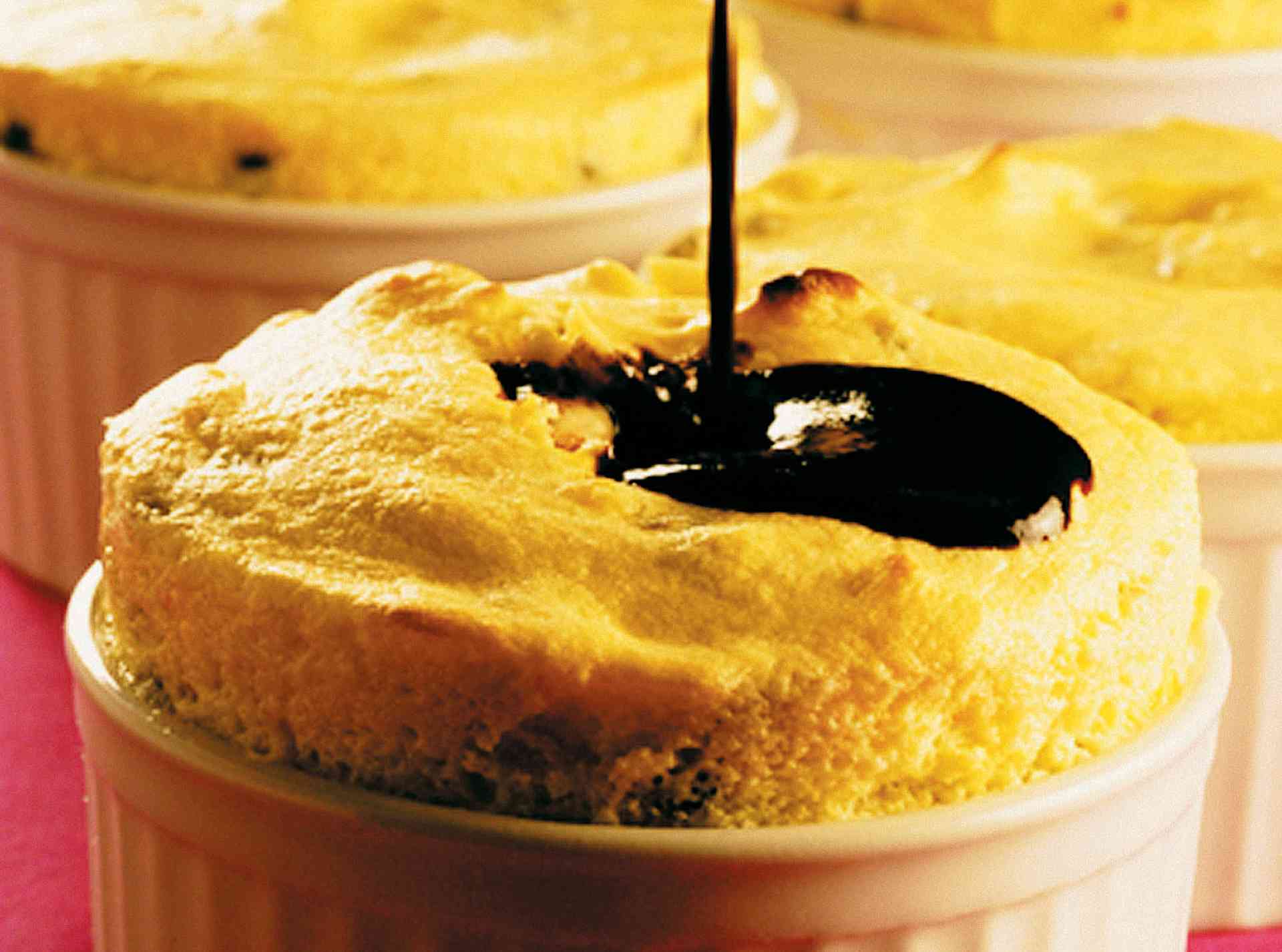 Foto de Suflê de maracujá com calda de chocolate