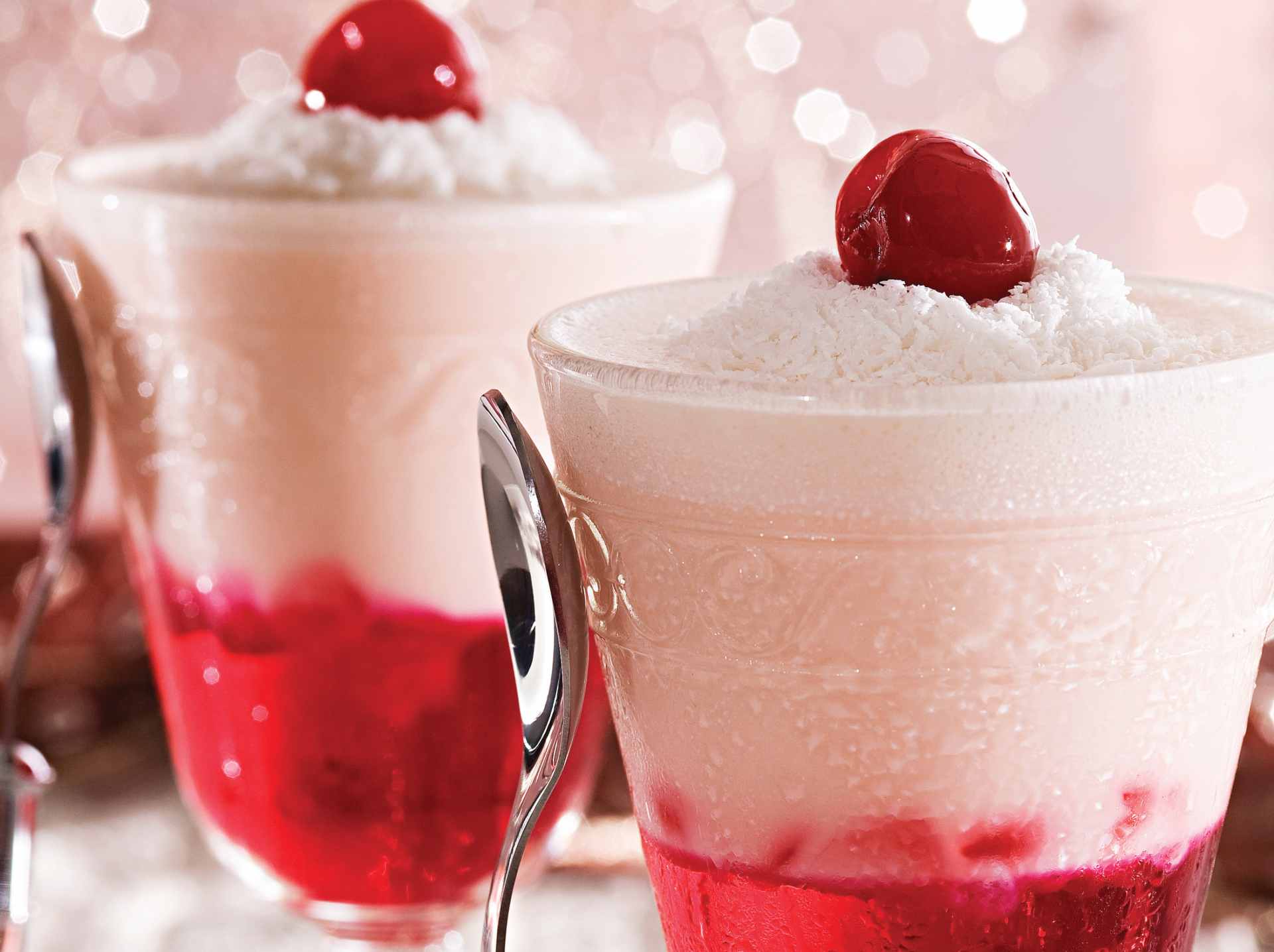Foto de Taça de gelatina com cereja e maria-mole