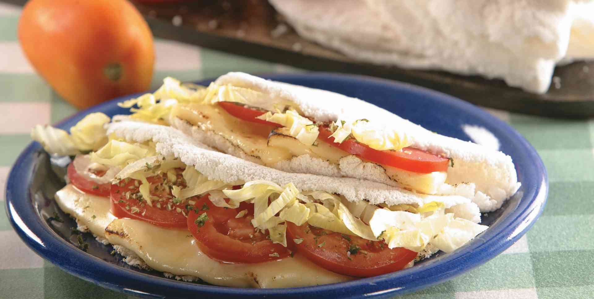 Foto de Tapioca de queijo e salada