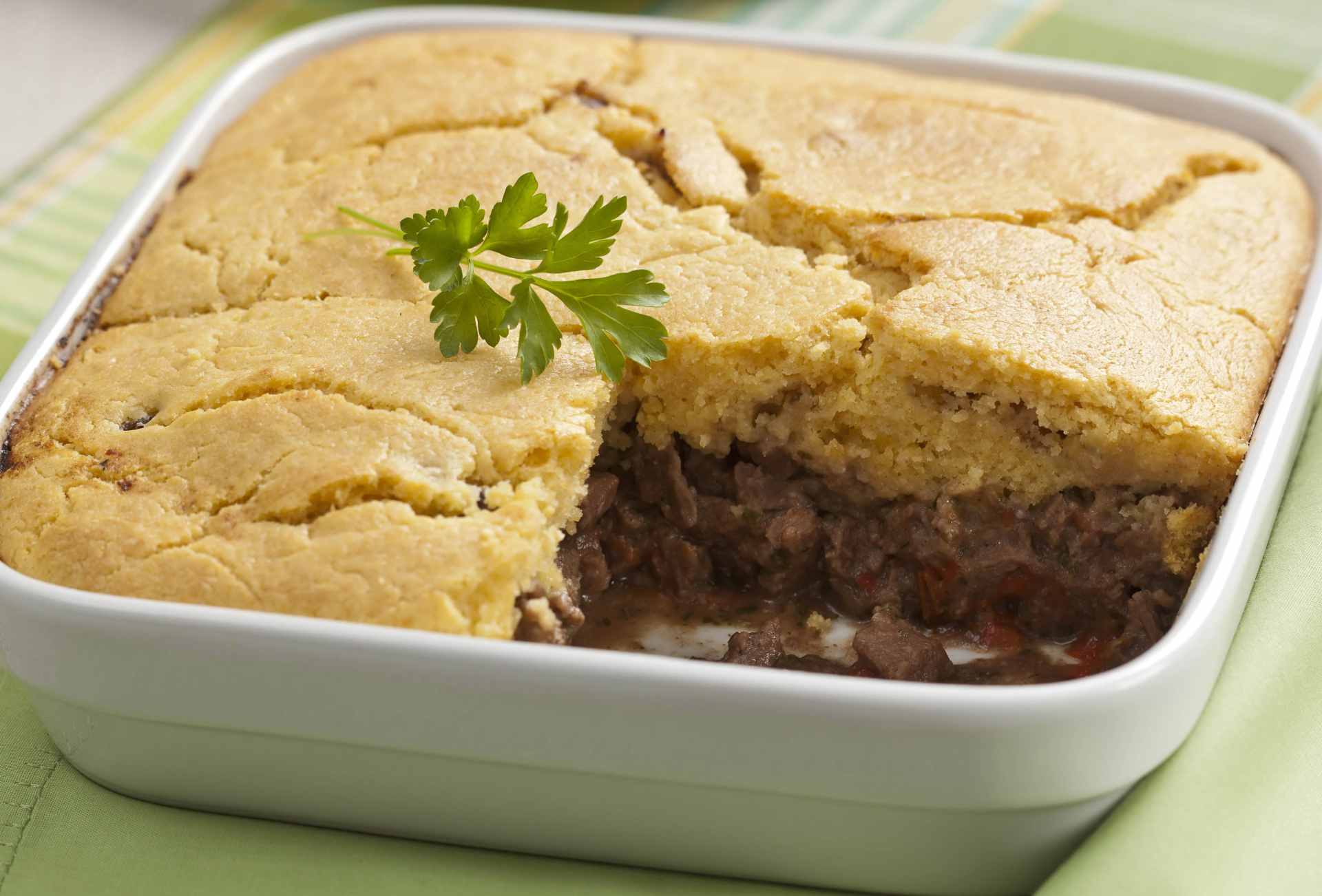 Foto de Torta de carne com massa de fubá