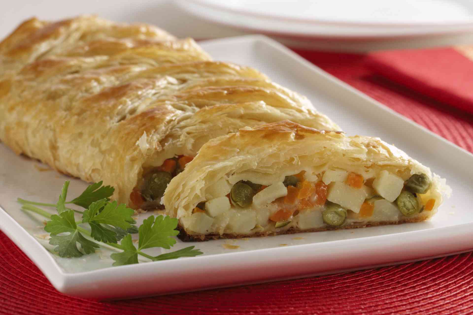 Foto de Torta folhada de batata e legumes