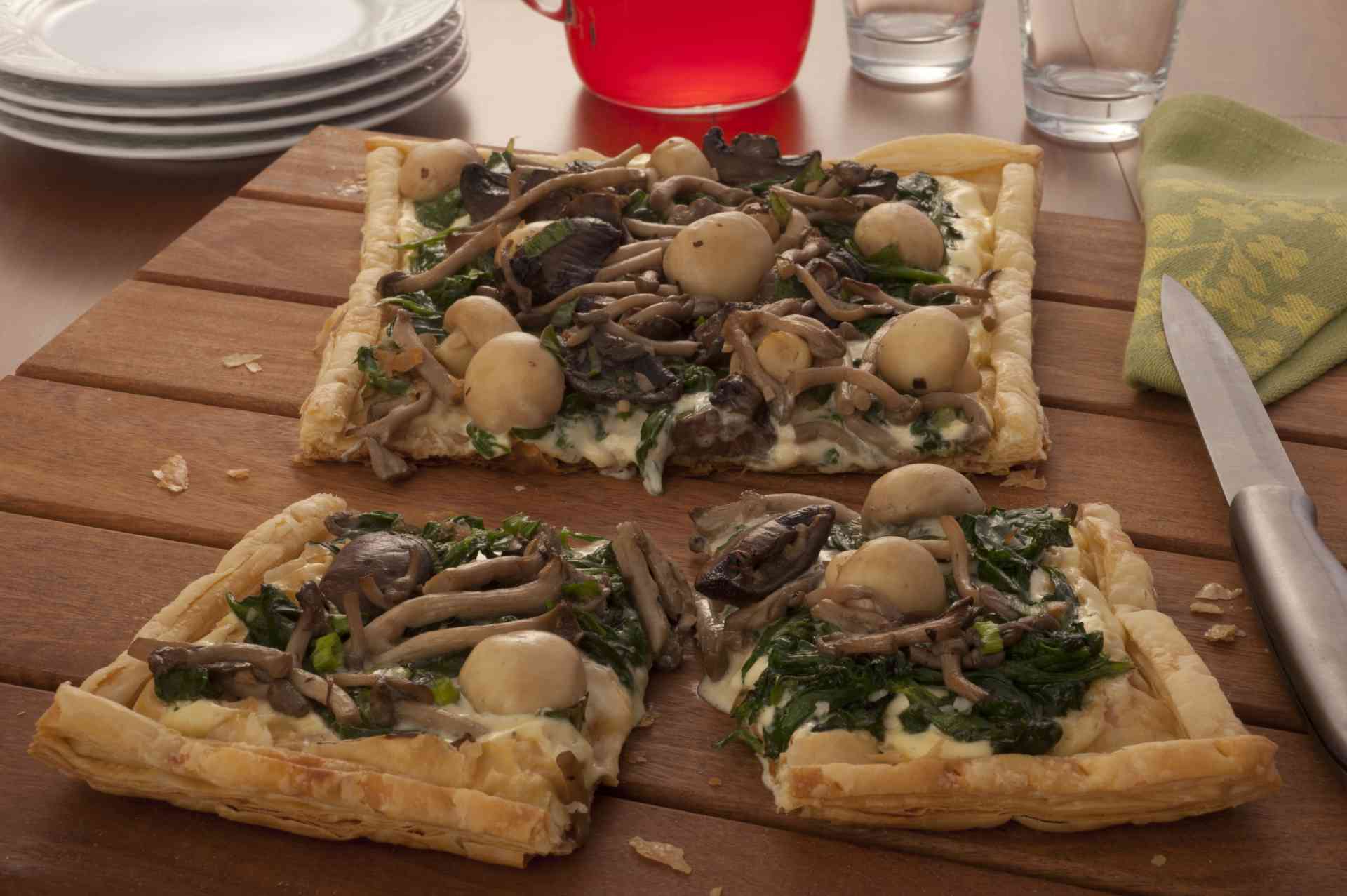 Foto de Torta folhada de espinafre e cogumelos