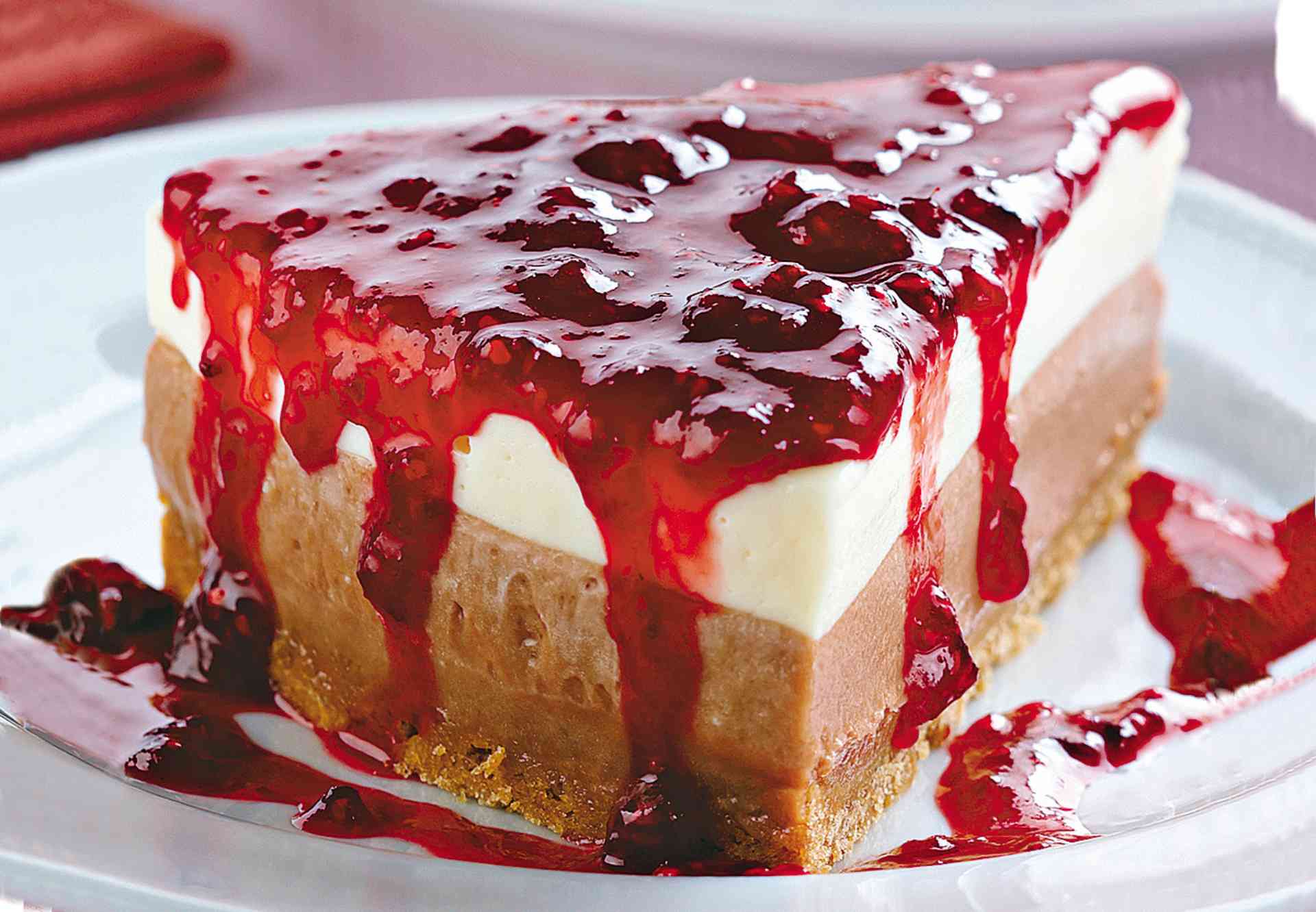 Foto de Torta gelada com calda de frutas vermelhas