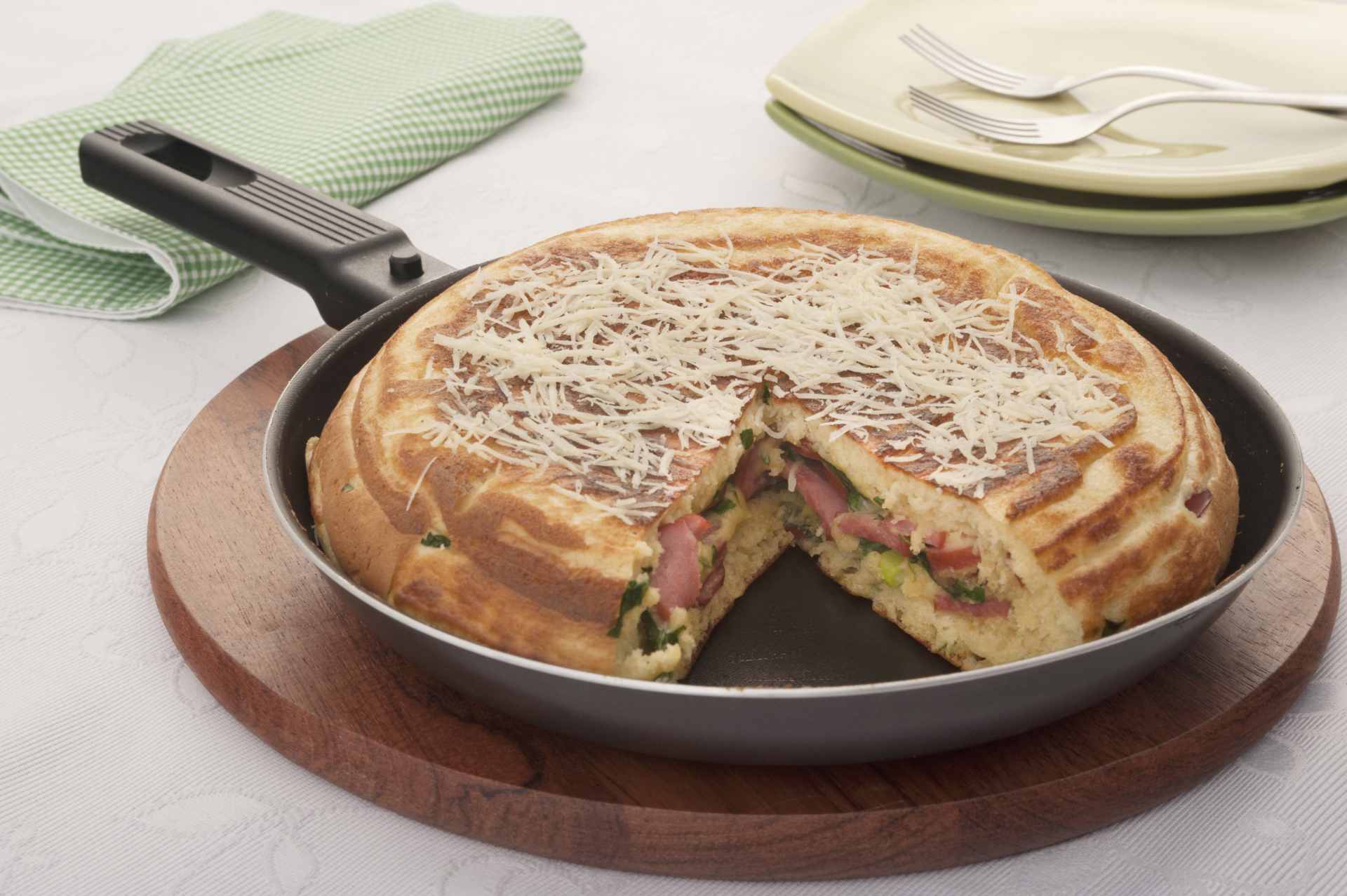 Foto de Torta na frigideira de linguiça calabresa