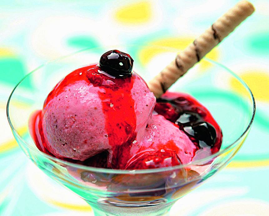 Foto sem data
Sorvete com calda de frutas: feito em casa È muito mais gostoso.