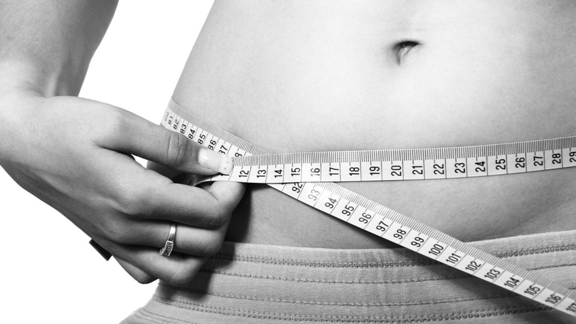 Barriga com fita métrica