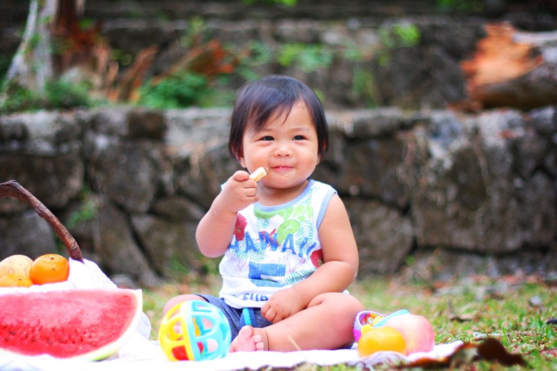 Menino comendo em um piquenique