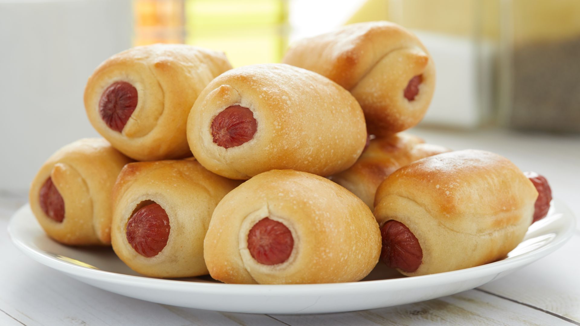 Enroladinho de salsicha, queijo e bacon