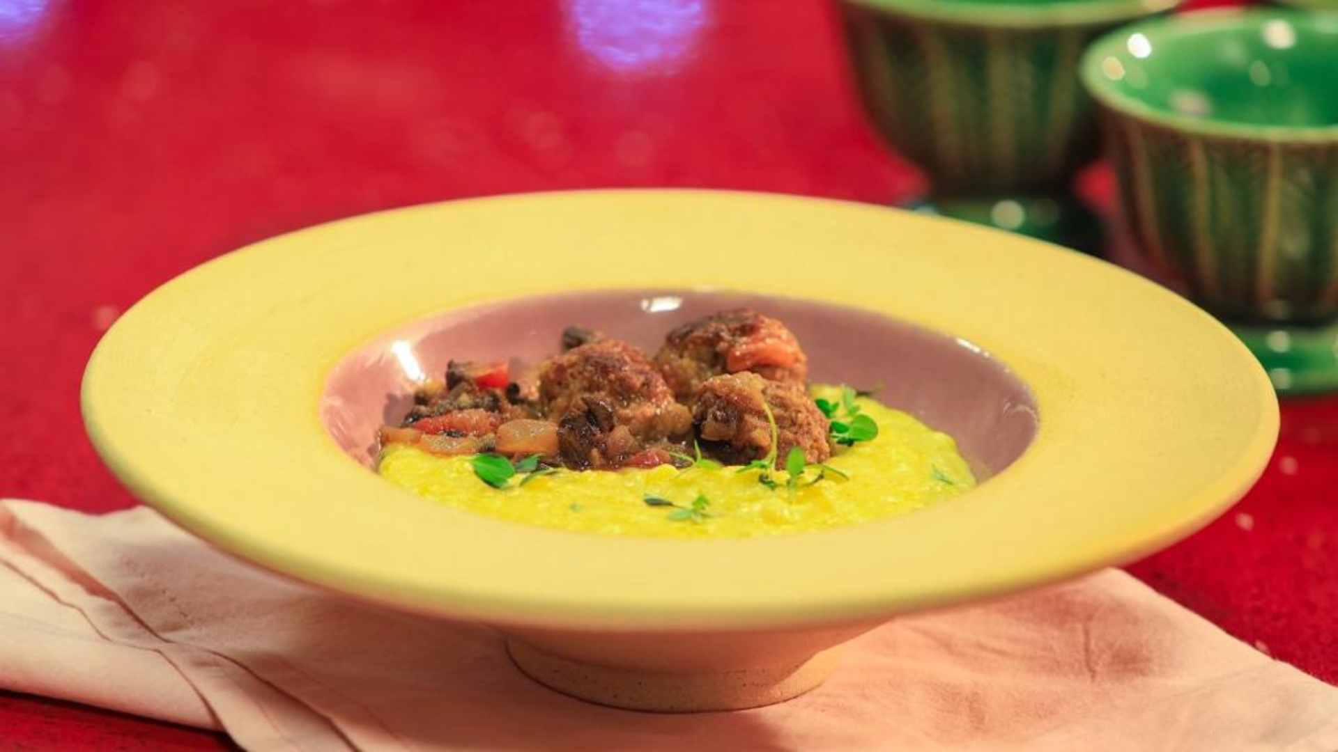 Polenta de milho-verde com minialmôndegas ao molho de funhi fresco