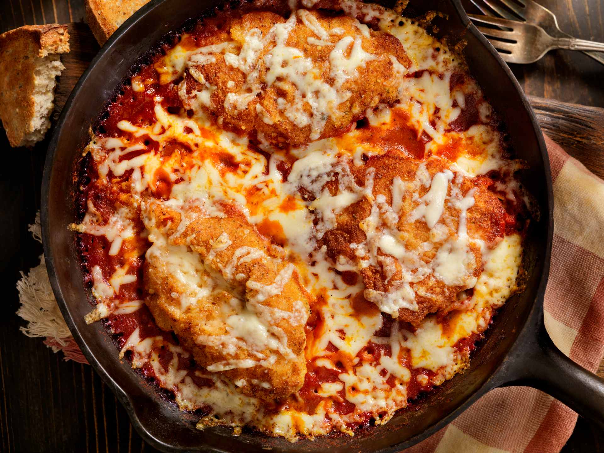 Frango à parmigiana recheado com queijo