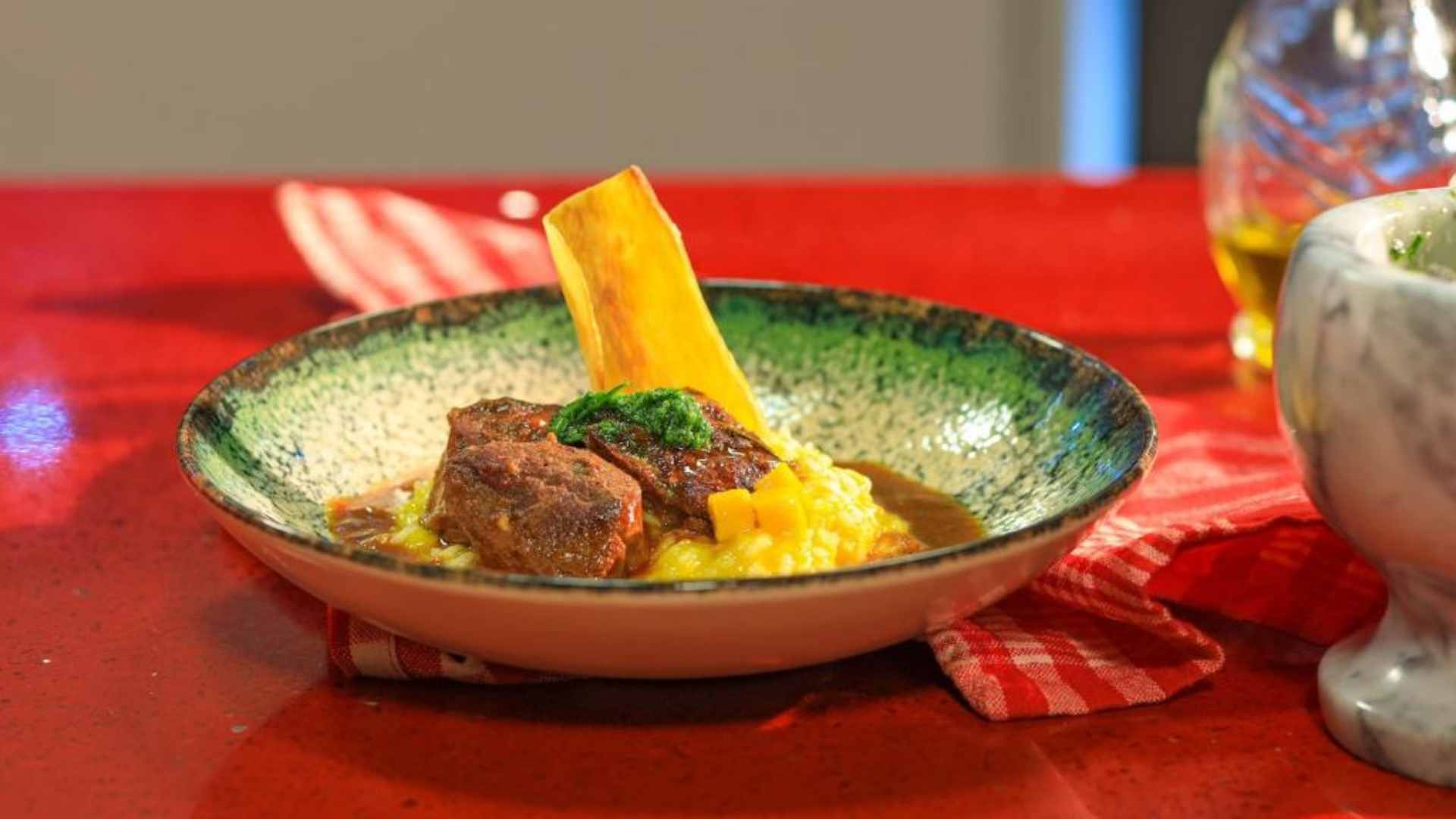 Osso buco com risoto de manga e chips de mandioca
