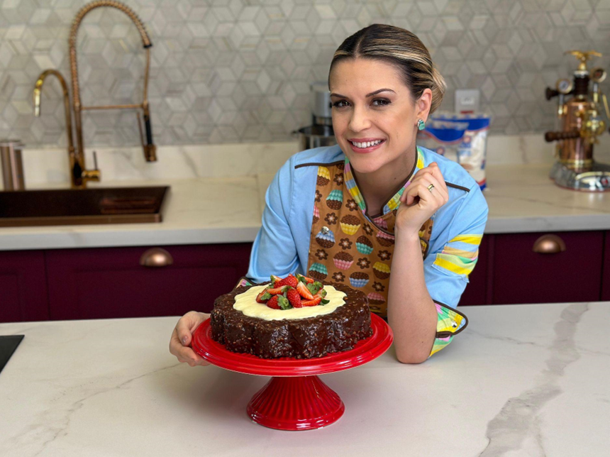 Chef inova tradicional receita, imprimindo seu toque único e surpreendente em um bolo de chocolate perfeito e fofinho.