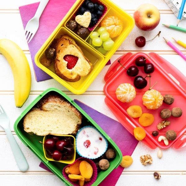 Com o armazenamento certo é possível preparar uma lancheira nutritiva com suco, frutas cortadas e com a inclusão de fibras.