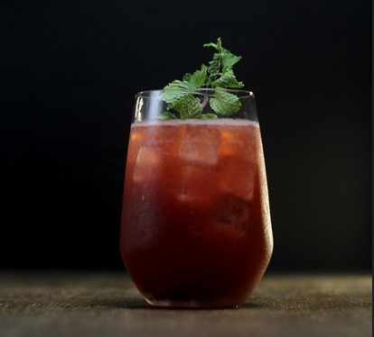 Suco de morango com manjericão