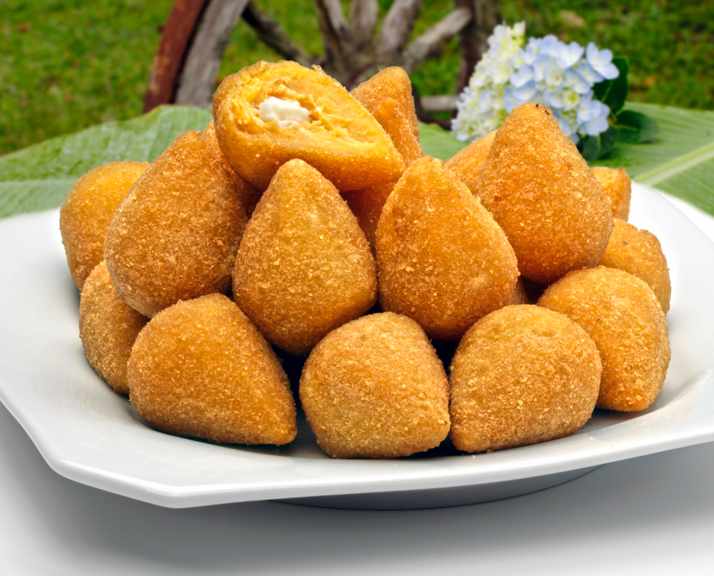 A Coxinha de Frango que não pode faltar na sua mesa, faça agora!