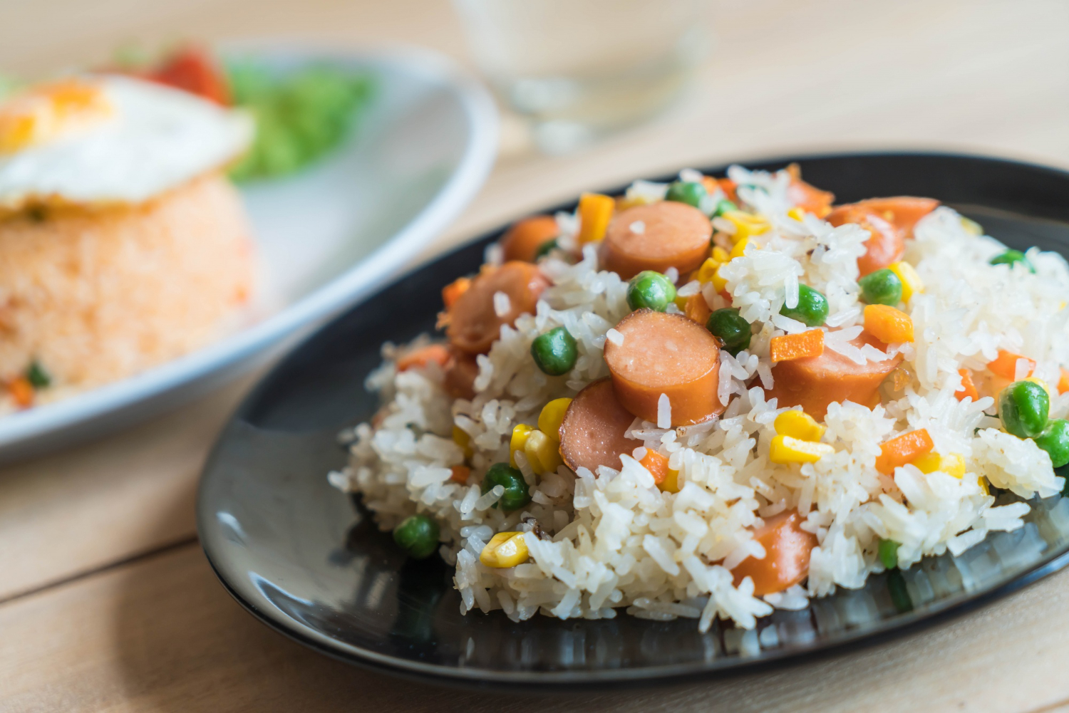 Esse Arroz Frito com Salsicha é muito gostoso e facinho, faça agora!