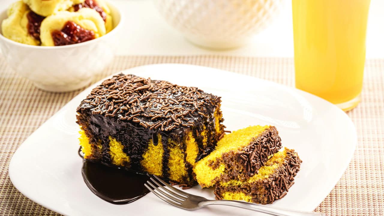 Essa é a Melhor Receita de Bolo de Cenoura com Chocolate Crocante Que Existe