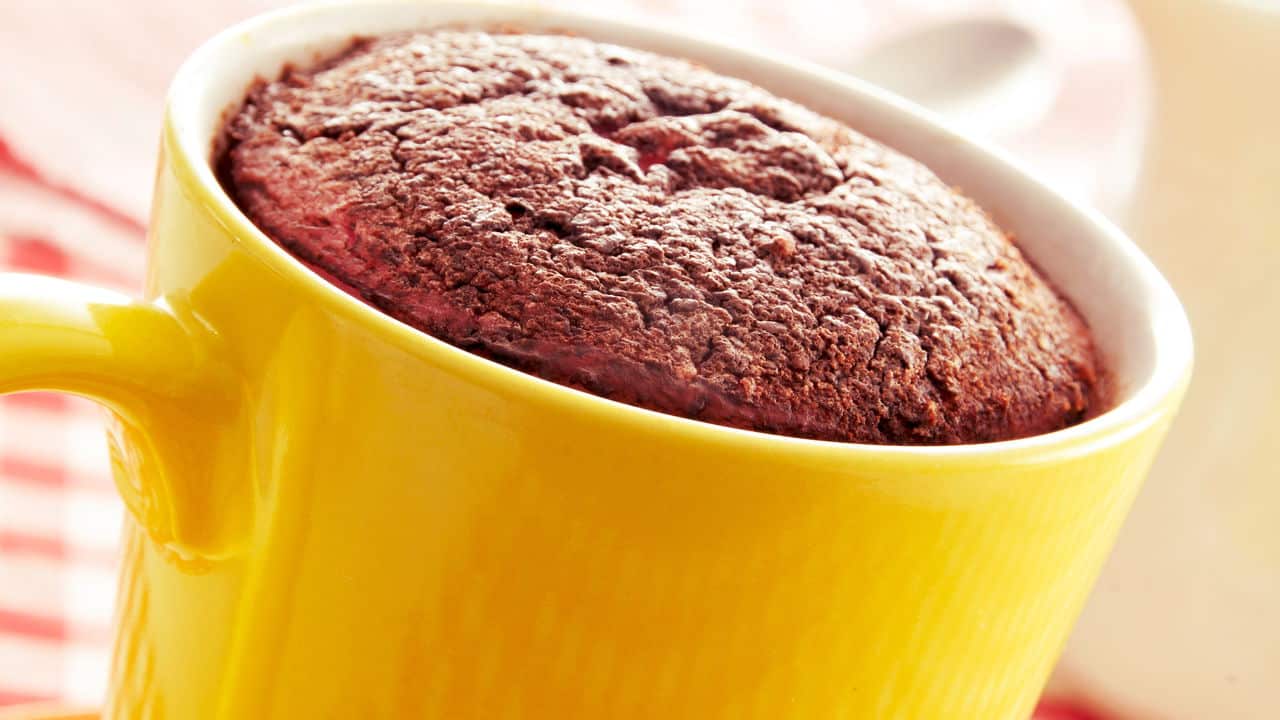 Descubra Como Preparar um Bolo de Caneca Fácil e Delicioso