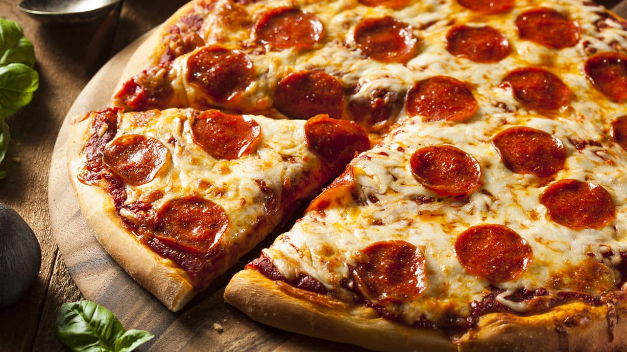Veja Como Preparar uma Pizza de Calabresa Perfeita em Casa