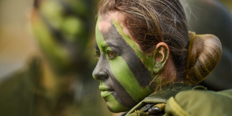 Alistamento militar feminino começa em 1° de janeiro; veja as regras