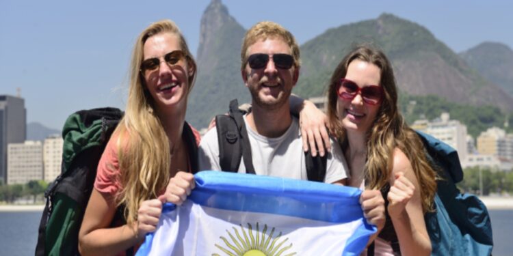 Argentinos no Brasil: por que praias brasileiras serão tomadas pelos hermanos no verão?