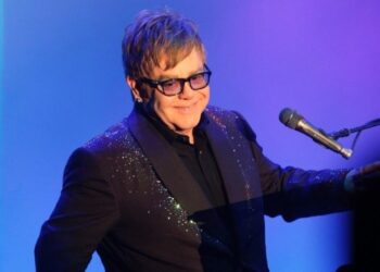 Elton John revela frase que quer em sua lápide: veja outros epitáfios famosos (Imagem: Reprodução/Redes Sociais)