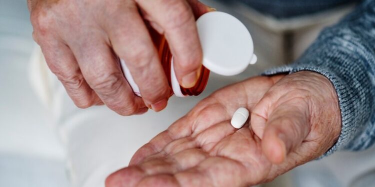 Estudo alerta sobre riscos do paracetamol para pessoas acima de 65 anos