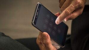 Facial, impressão digital ou senha: qual o melhor método para proteger o celular?