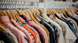Hora de desapegar: como montar um bazar de roupa com as suas peças?
