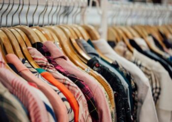 Hora de desapegar: como montar um bazar de roupa com as suas peças?