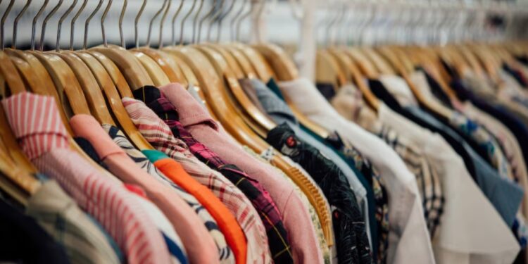 Hora de desapegar: como montar um bazar de roupa com as suas peças?