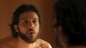 Mavi flagra a mãe em clima de romance em 'Mania de Você' (Imagem: Reprodução/TV Maria)
