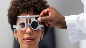 Moscas volantes: o que é e como tratar a miodesopsia nos olhos?