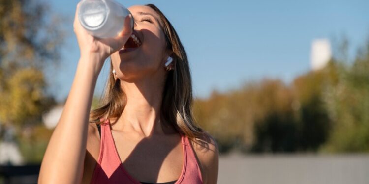 Muito calor? Veja como repor líquidos neste verão