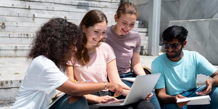 Nem estudam, nem trabalha: número de jovens 'nem-nem' no Brasil é o menor já registrado