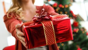 Não sabe como presentear alguma pessoa? Veja como numerologia ajuda a escolher presente de Natal! (Imagem: Reprodução/freepik)
