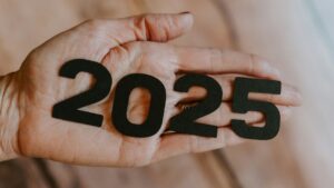 Saiba o que esperar para 2025: entenda a numerologia do 9! (Imagem: Unsplash/Kelly Sikkema)