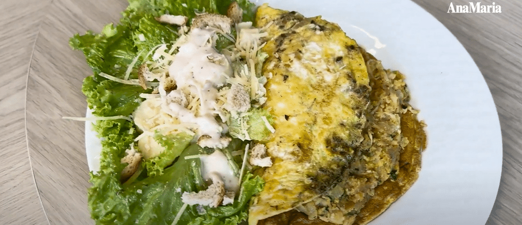 Omelete de frango + salada ceasar