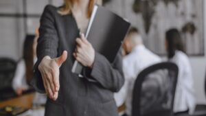 Quando posso me ausentar do trabalho sem desconto? Veja situações que não cabem punições