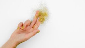 Usou glitter nas festas? Veja como limpar sem sofrer!